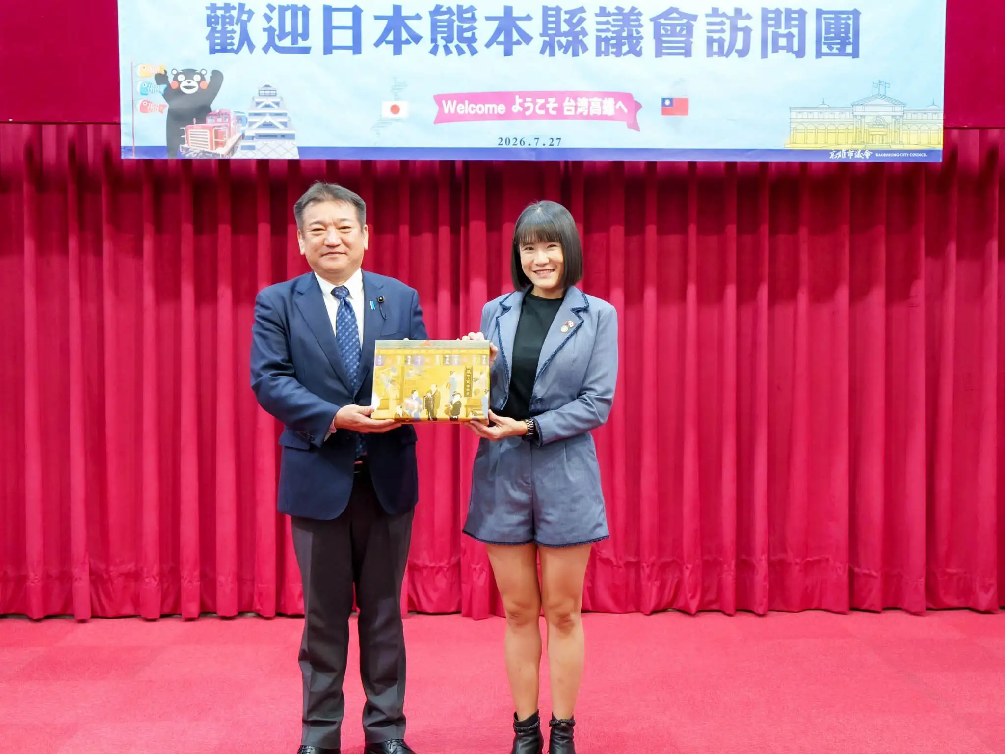 高雄市議會國民外交促進會會長鄭孟洳代表議長康裕成接待日本熊本縣議會議長內野幸喜率團來訪。（高雄市議會提供）