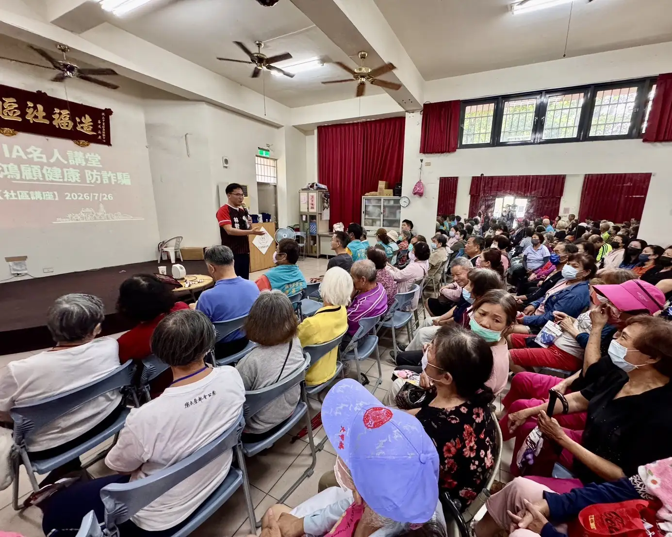 高雄市議員林智鴻宣布將持續爭取提高敬老卡點數及擴大使用範圍。（林智鴻團隊提供）