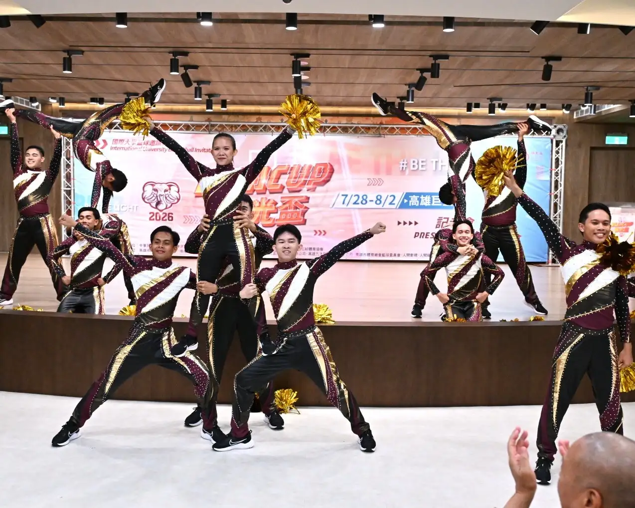 菲律賓光明大學啦啦隊精彩的表演為「2026佛光盃國際大學籃球邀請賽」暖身熱場。（佛光山提供）
