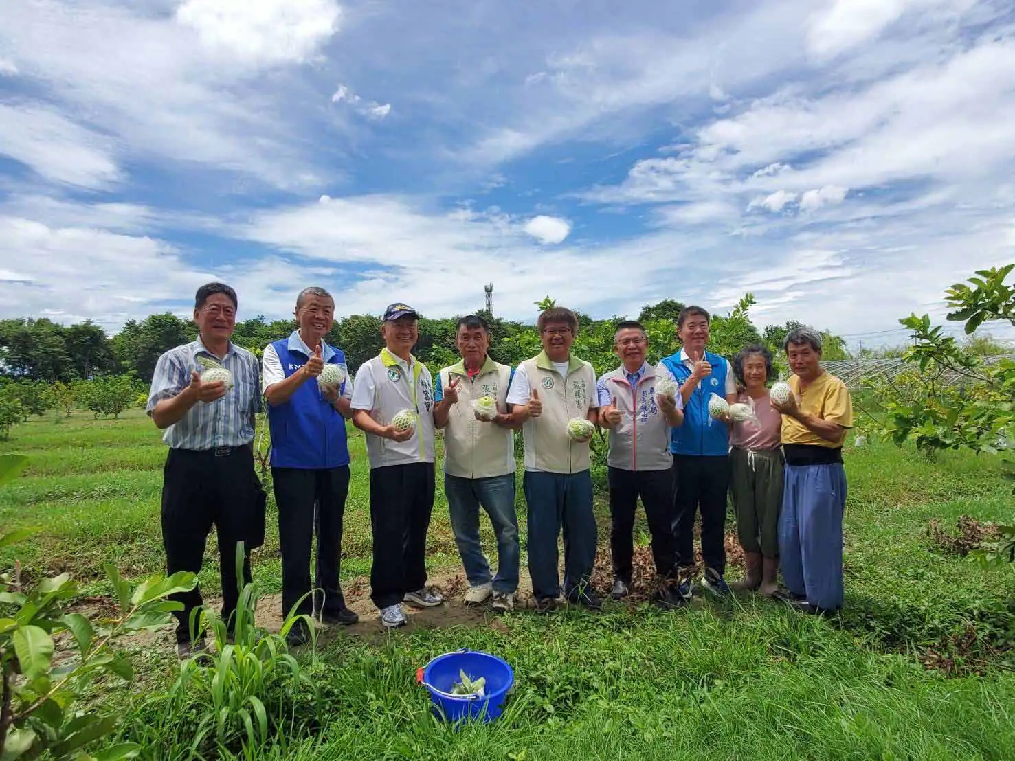 高雄市議會農林委員會27日前往燕巢有機農業園區考察。（高雄市議會提供）
