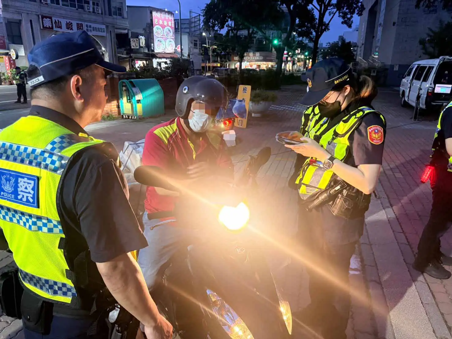 台南市警察局第五分局會同環境保護局、監理站，在北區公園國小周邊道路執行環保聯合稽查。(台南市政府警察局第五分局提供)