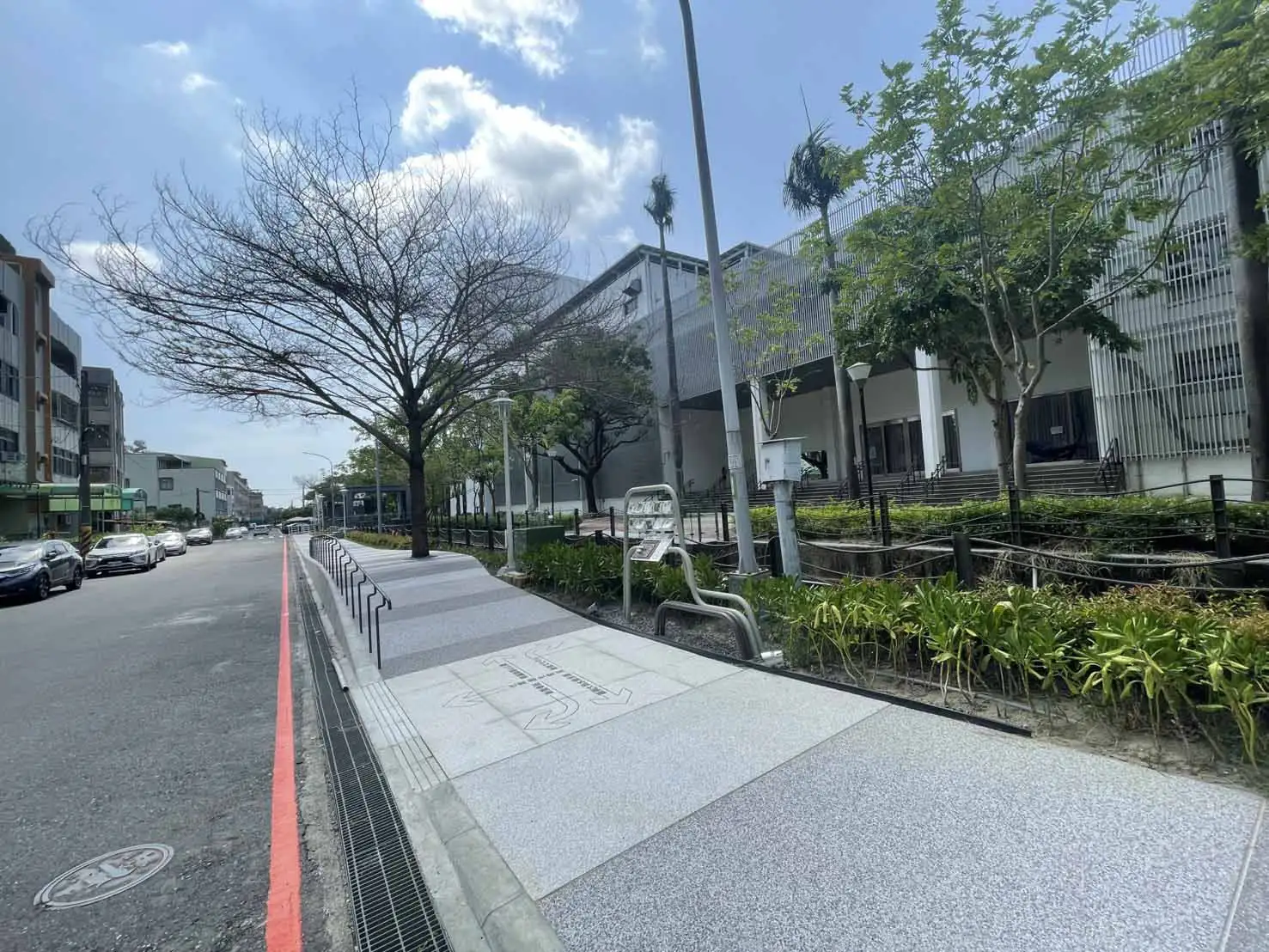 打造友善人本步行環境，串聯文化中心與周邊公共空間。(台南市政府都市發展局提供)