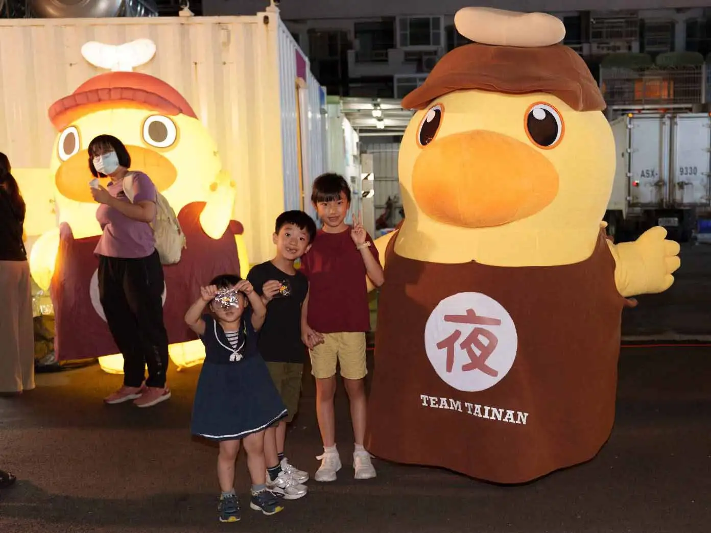 小朋友扭蛋後開心地與菜奇鴨合照。(台南市政府經發局提供)