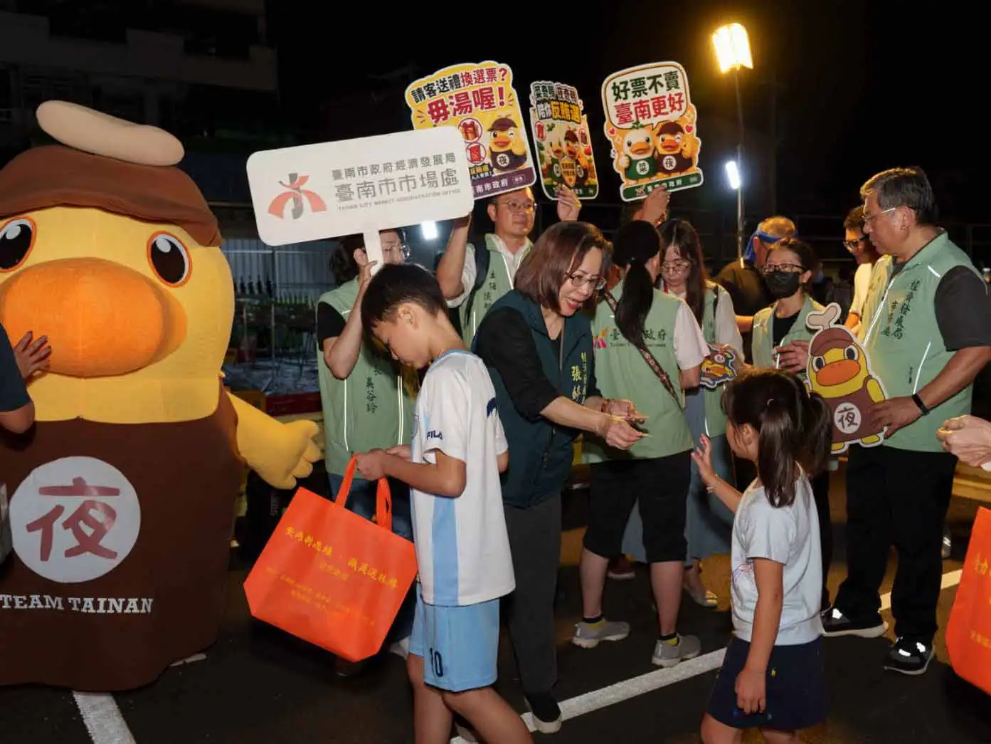 南市經發局局長張婷媛逛夜市發夜奇鴨鑰匙圈。(台南市政府經發局提供)