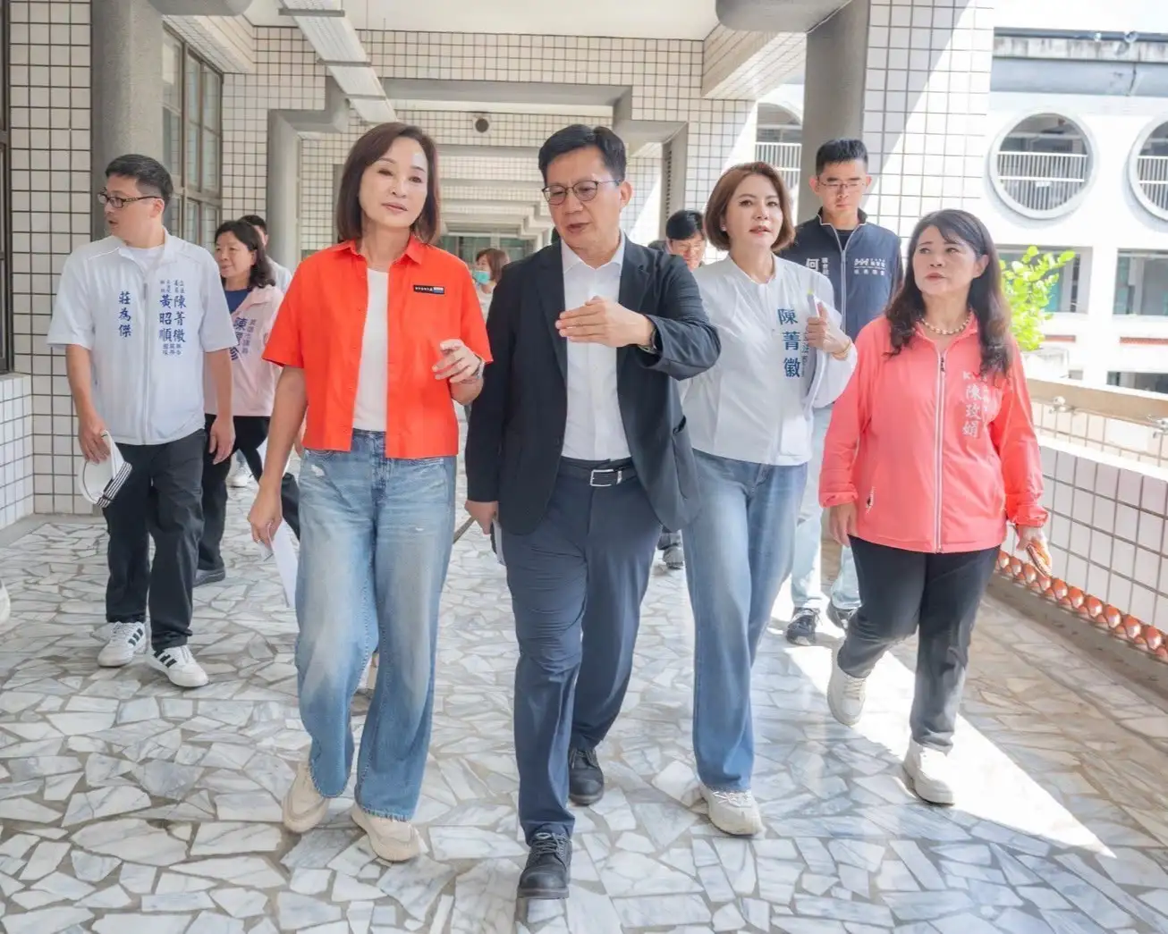 國民黨高雄市長參選人柯志恩率立法院教育及文化委員會前往左營、楠梓多所國中小考察，了解校舍修繕及校園設施改善需求，盼爭取更多教育建設資源挹注高雄。（柯志恩團隊提供）
