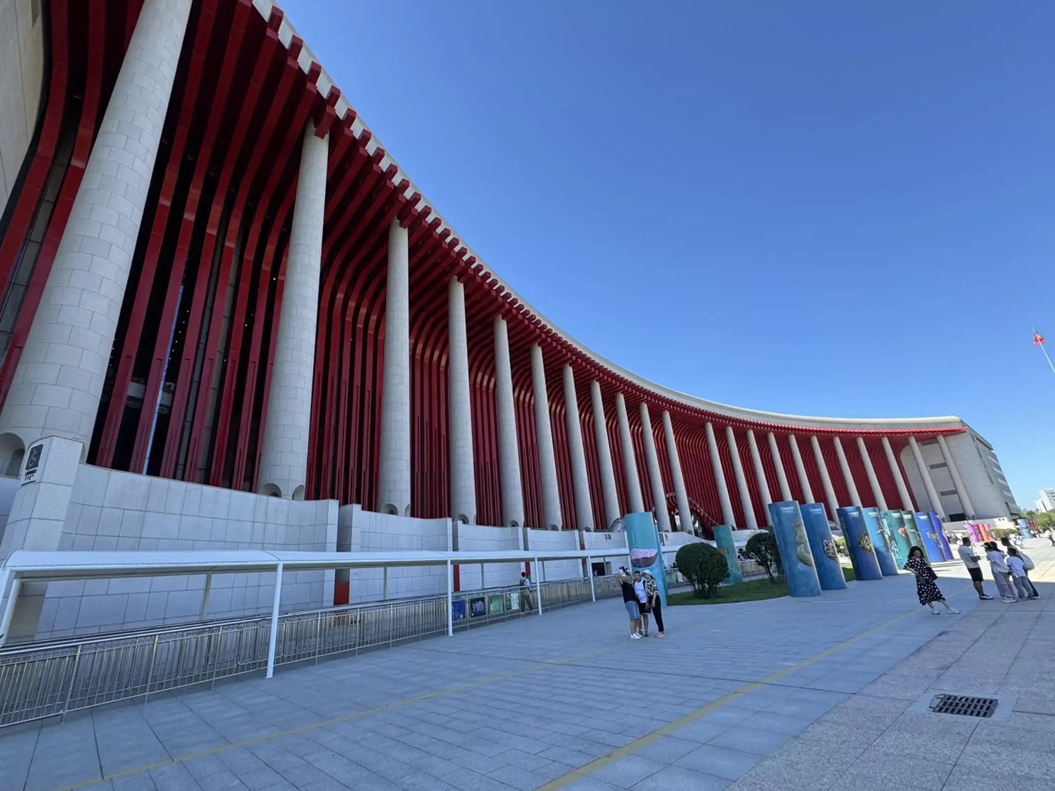 位於呼和浩特市的內蒙古博物院，館藏涵蓋自然生態、歷史文物及民族文化，是遊客深度認識內蒙古的重要景點。（記者林怡孜攝）