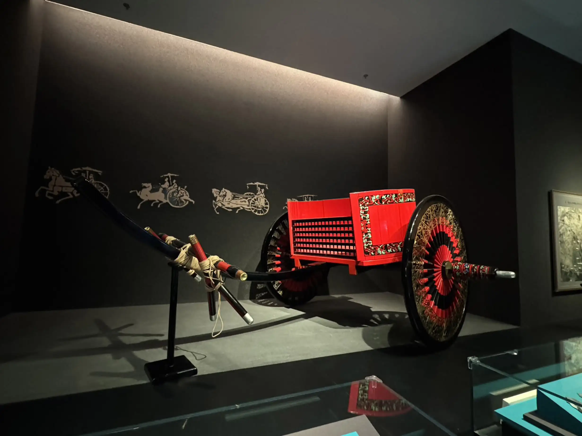 內蒙古博物院透過古代馬車復原展示，帶領遊客了解古代交通工具的演進與草原民族生活文化。（記者林怡孜攝）