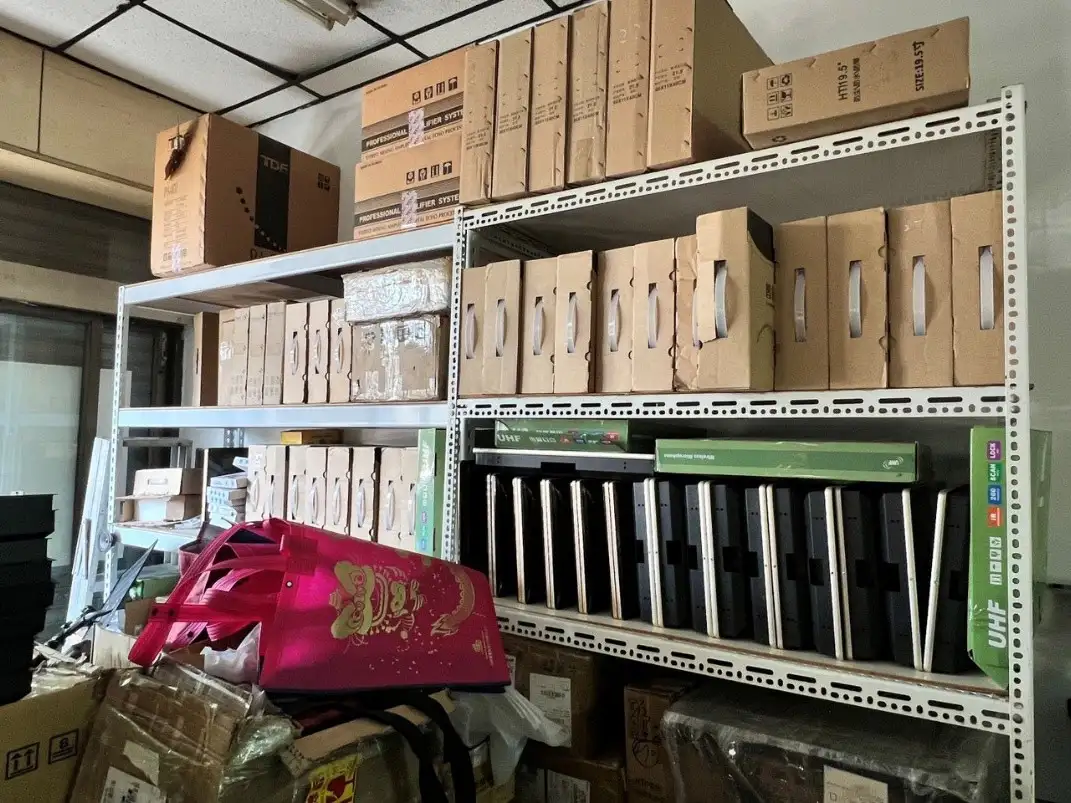 共扣得115台系統主機、84台觸控螢幕等證物。(刑事警察局智慧財產權偵查大隊提供)