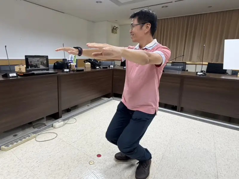 臺南教師創意結合「AI科技深蹲助手」導入健康與體育課程　打造健康學習新模式