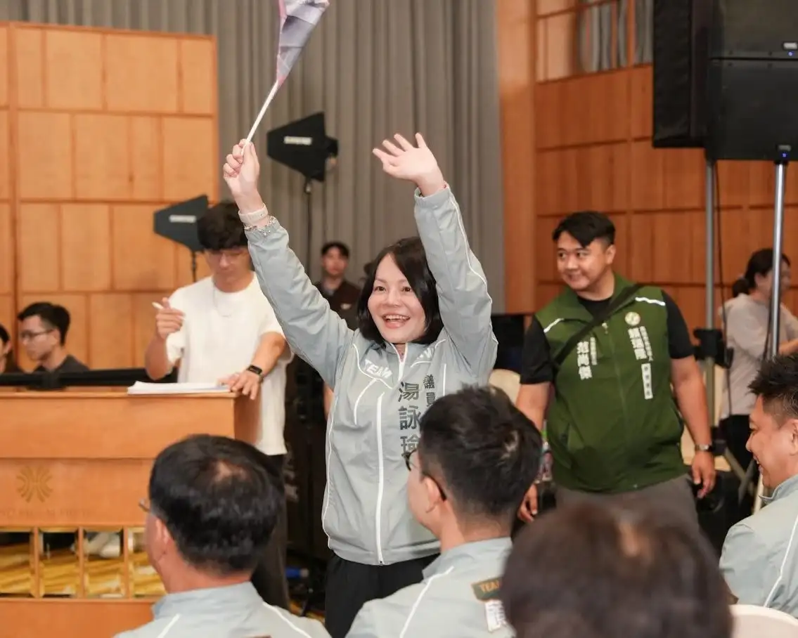 高雄市議員湯詠瑜出席光華觀光夜市發展促進會會員代表大會，與攤商交流商圈發展，並表示將持續協助爭取資源，提升光華夜市整體競爭力與發展動能。（湯詠瑜提供）