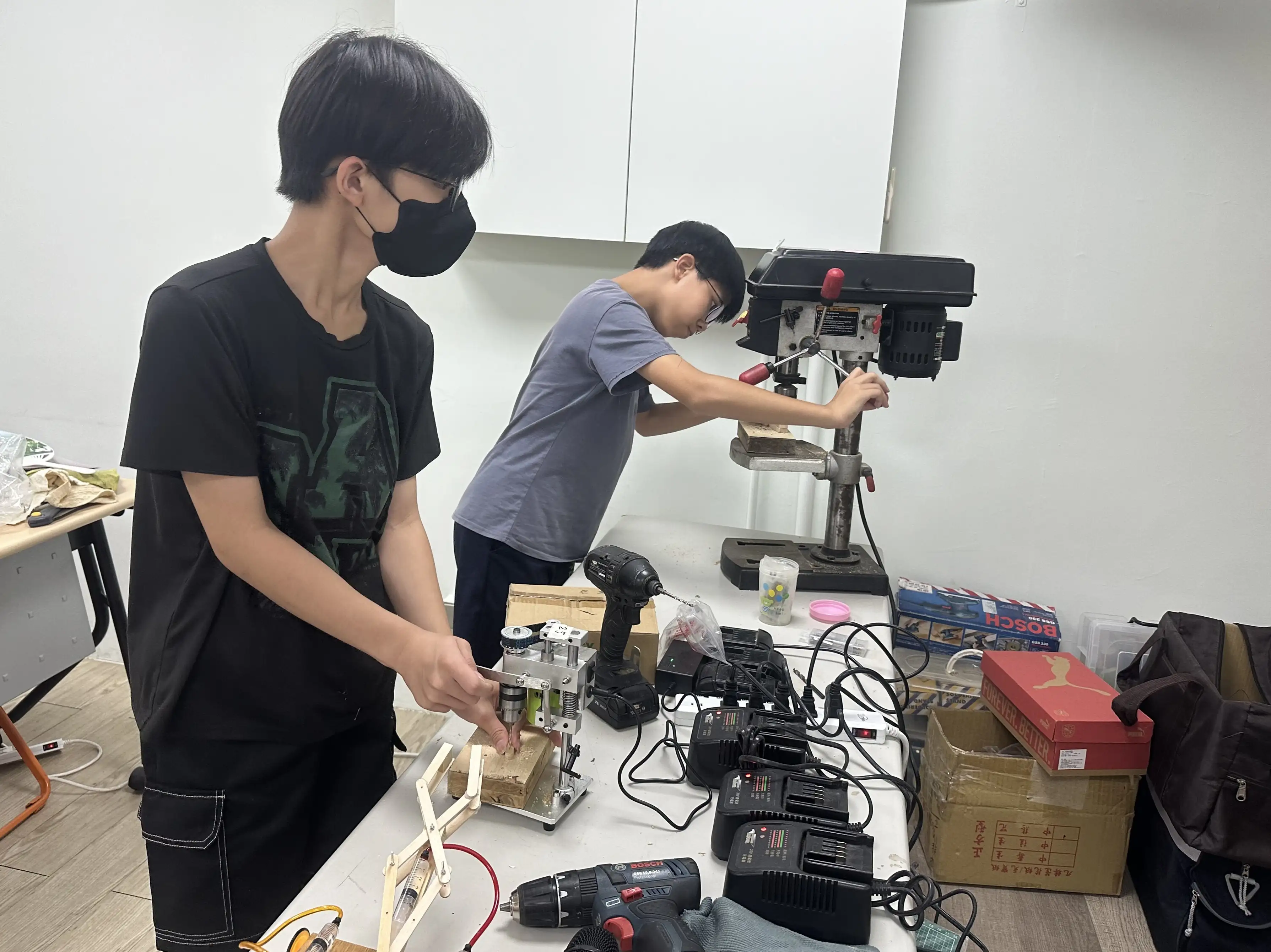 學員操作鑽孔機及加工設備，親手完成液壓機械手臂零件製作，從實作中學習工程技術。(圖/南方實作基地提供)