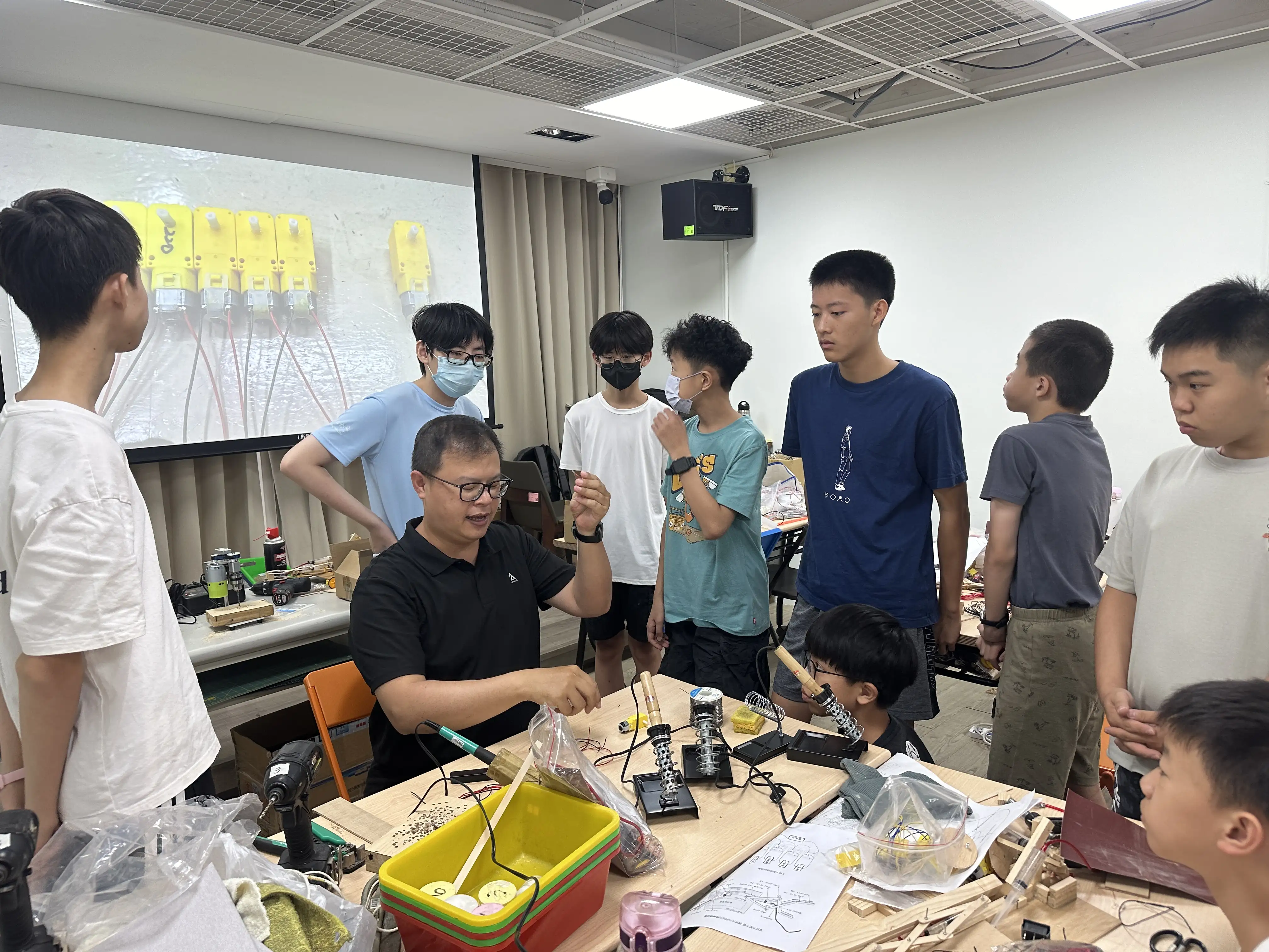 講師示範焊接技巧與機構組裝重點，帶領學員理解液壓機械手臂的運作原理。(圖/南方實作基地提供)