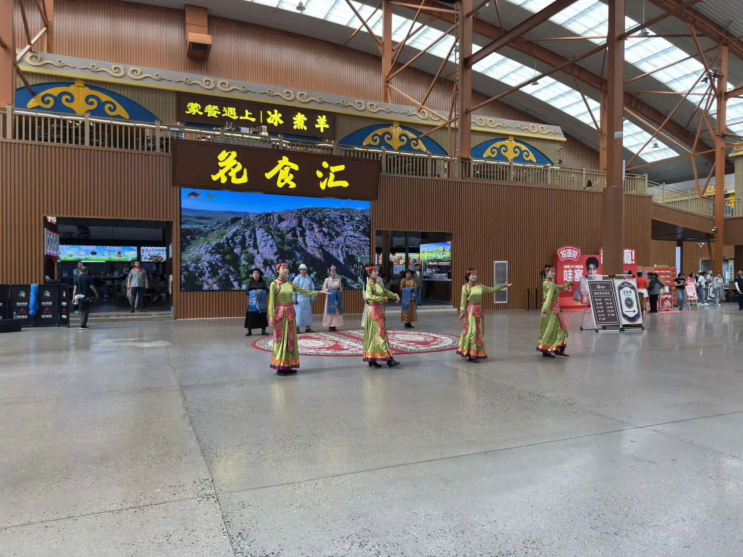 黃花溝景區以熱情洋溢的蒙古族迎賓舞歡迎遊客到訪，讓旅客一踏入景區便感受內蒙古獨特的人文魅力。（記者林怡孜攝）