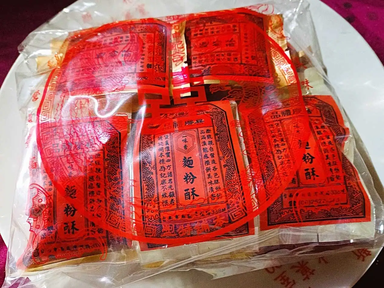 將麵粉酥獨立小包裝，懷舊復古的外袋設計，也被選為辦桌的餐後點心。（張耘書拍攝）