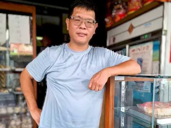 第二代蔡育宗學商，返家接手家業，期盼傳續老店，讓灣裡聚落有傳統餅店。（張耘書拍攝)