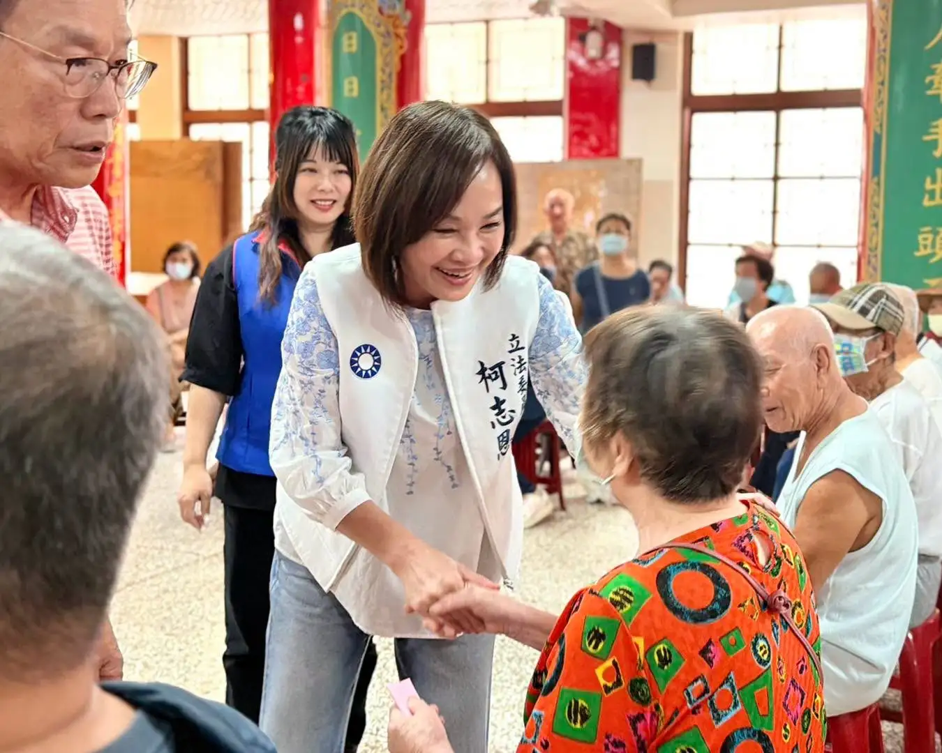 國民黨高雄市長參選人柯志恩前往茄萣老人福利協進會與長輩交流，提出敬老卡升級、智慧敬老手環等政策，並主張改善海線地區交通接駁及跨區就醫需求。（柯志恩團隊提供）