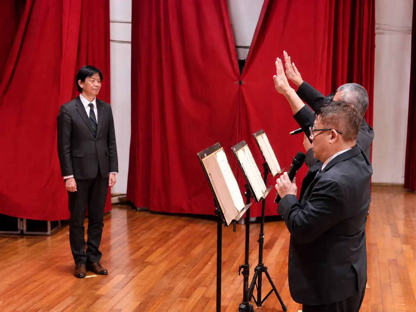 莊嚴宣誓 校長代表宣讀誓詞，象徵承擔校務責任，延續教育薪火。(圖/臺南市政府教育局提供)