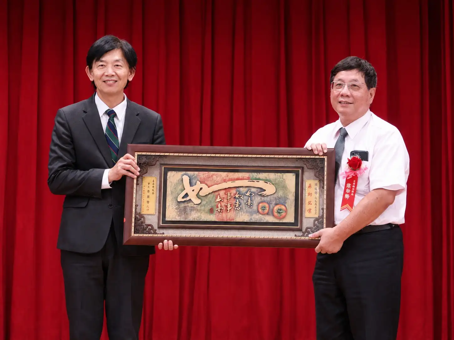 致敬奉獻 市府致贈退休校長紀念匾額，表達對教育專業與長年付出的敬意。(圖/臺南市政府教育局提供)