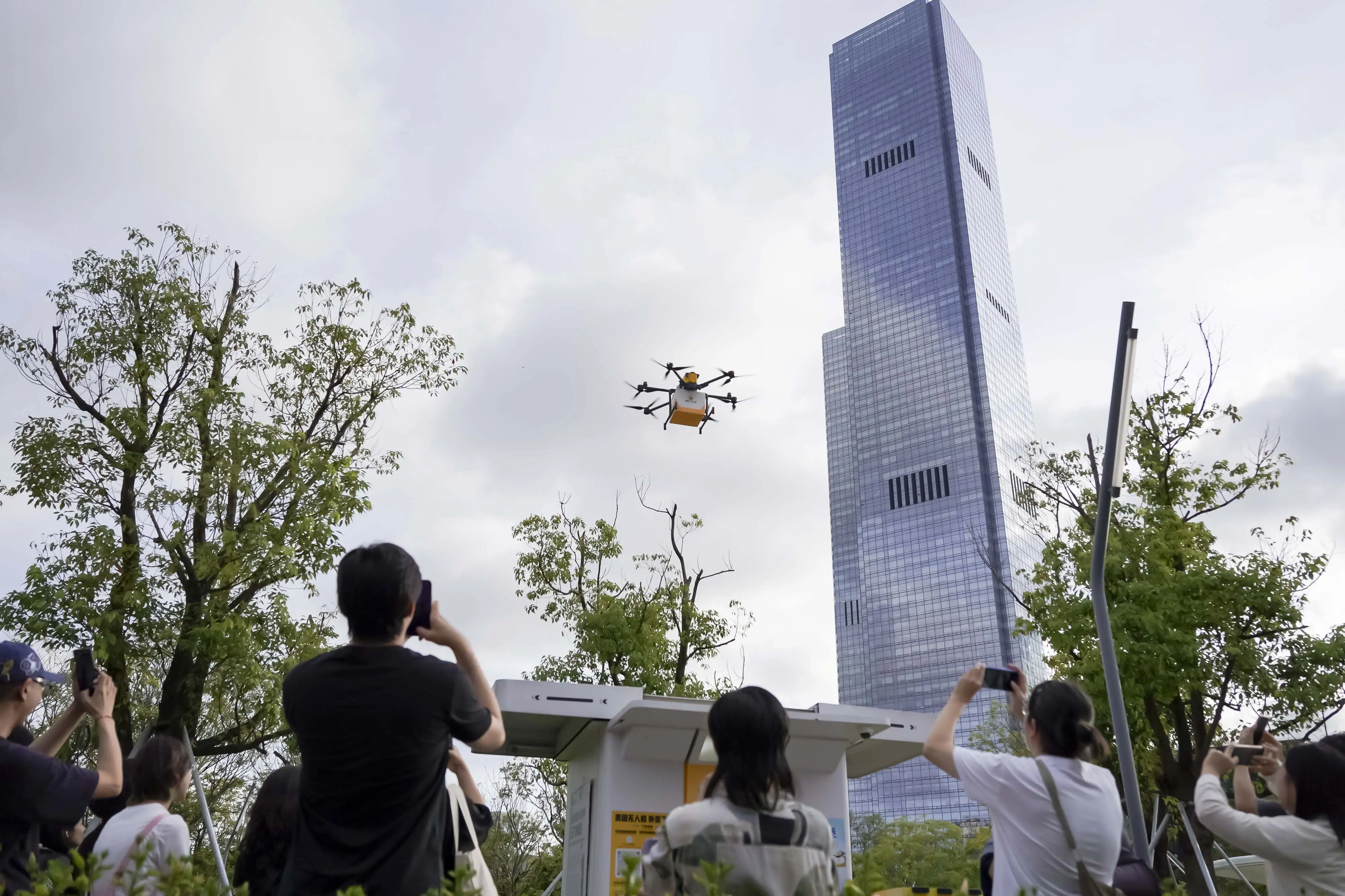 創作營學員體驗深圳無人機配送服務，近距離觀摩低空物流科技運作，親身感受智慧城市創新應用與未來生活新樣貌。（記者楊婉攝）