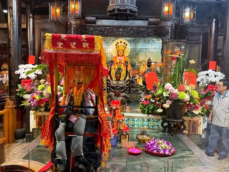 中壇元帥竹轎駐駕臺灣府城隍廟，接受廟方與信眾祈福。(圖/記者范繼如攝)