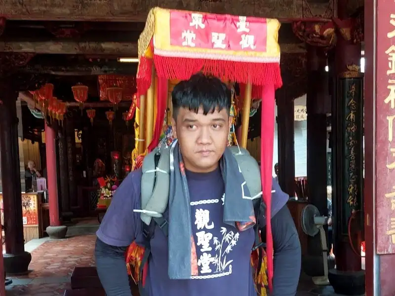 黃淙揚以肩揹竹轎方式，護送中壇元帥徒步展開環島進香。(圖/記者范繼如攝)