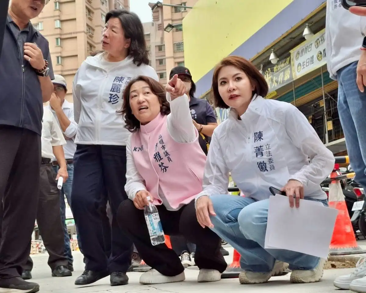 立委陳菁徽邀集內政部國土管理署、高雄市政府工務局、交通局、教育局及地方民代，實地會勘左營、楠梓校園周邊道路，了解通學環境改善需求，爭取打造更安全、友善的上下學環境。（陳菁徽團隊提供）