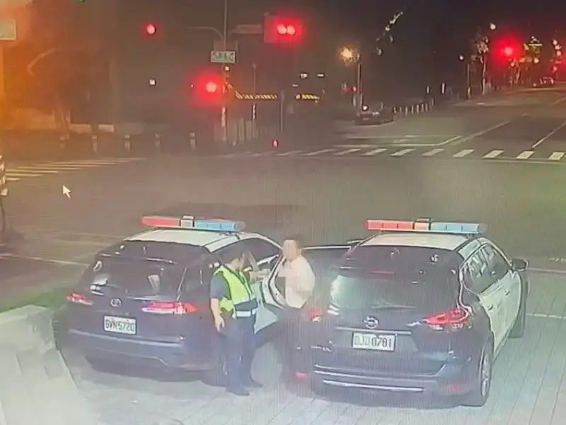 快車道驚見駕駛睡翻  雄警喚醒一測竟是酒駕