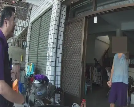 警方未貿然採取強硬手段，藉由遞送礦泉水分散其注意力，掌握時機奪下刀具，成功阻止憾事發生。(嘉義縣警察局水上分局提供)