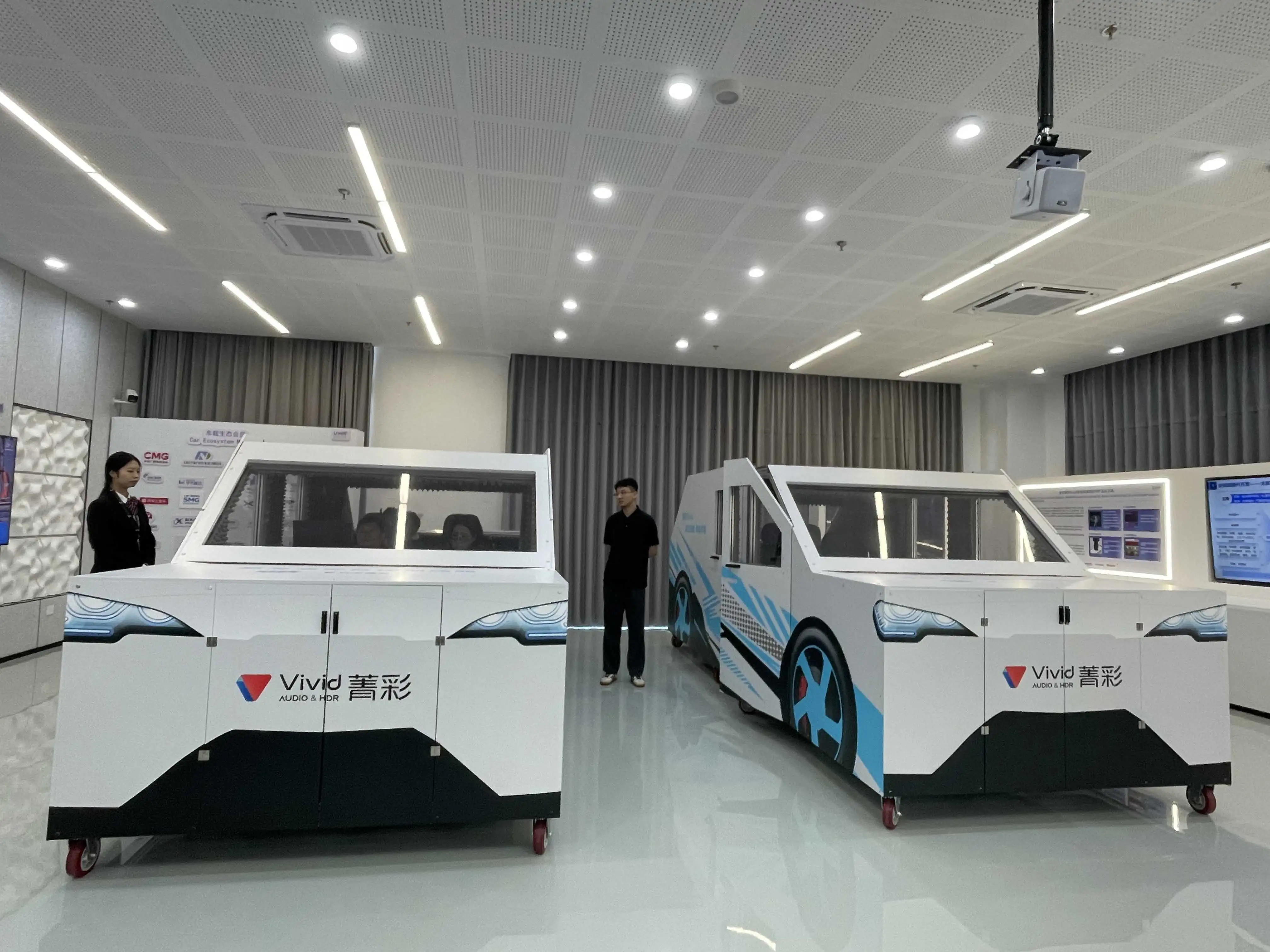 展示智慧汽車影音應用情境，結合Vivid Audio與HDR高畫質技術，展現車載娛樂系統未來發展趨勢。（記者林怡孜攝）