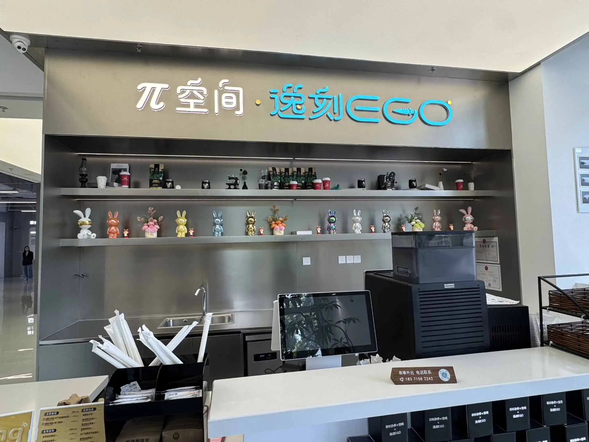 上海靜安區「π空間」以現代化設計結合創新展示，展現青年創業基地充滿活力與創意的發展氛圍。（記者林怡孜攝）
