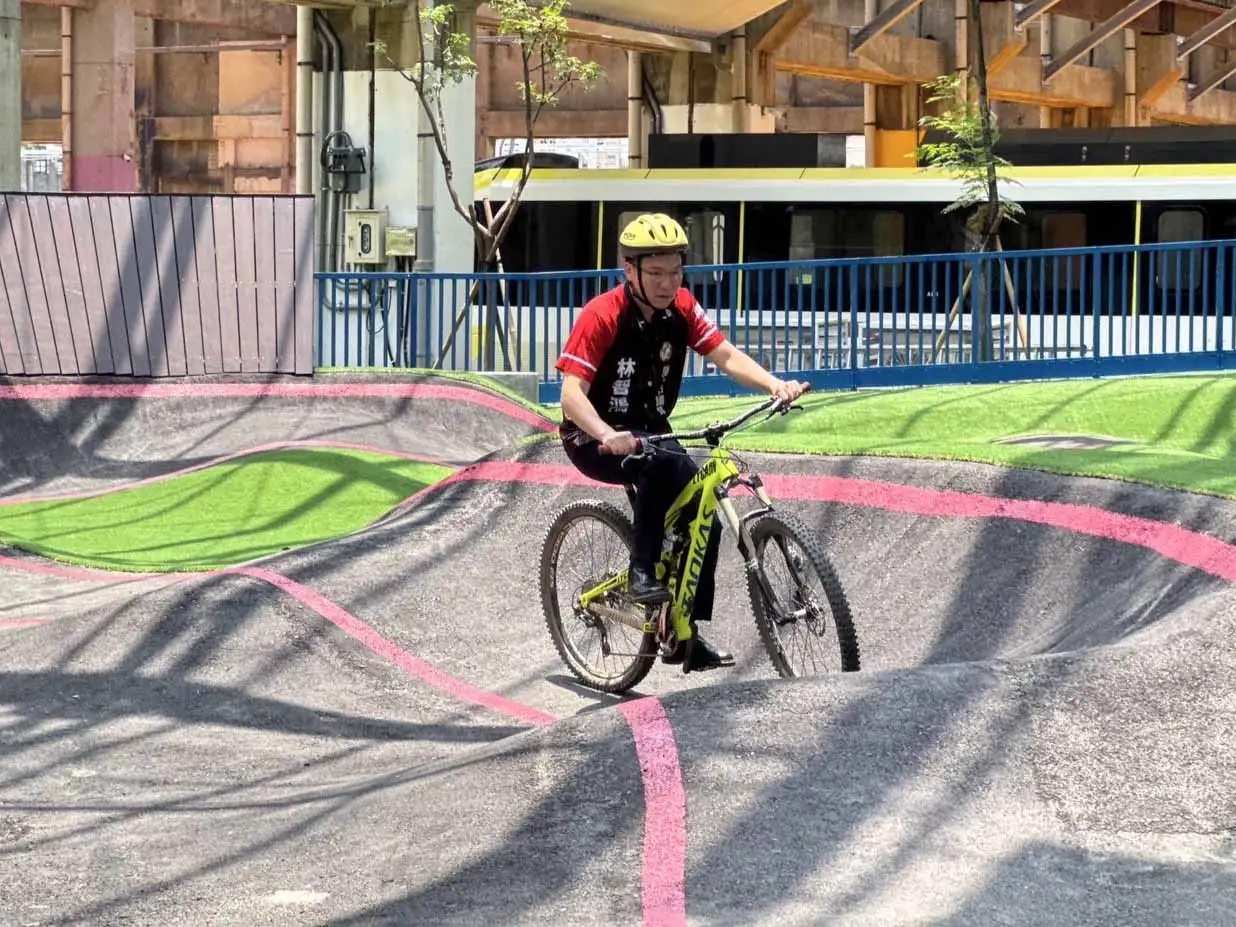 林智鴻親自騎乘「Pump Track・破浪騎乘場」，實測鋪面品質與騎乘安全。（陳智鴻團隊提供）