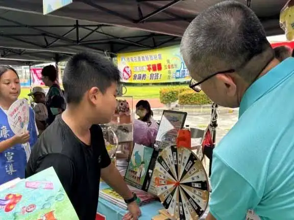 「廉潔大轉盤」答對者可參加扭蛋抽獎，有機會獲得精美好禮。(嘉義縣政府警察局提供)