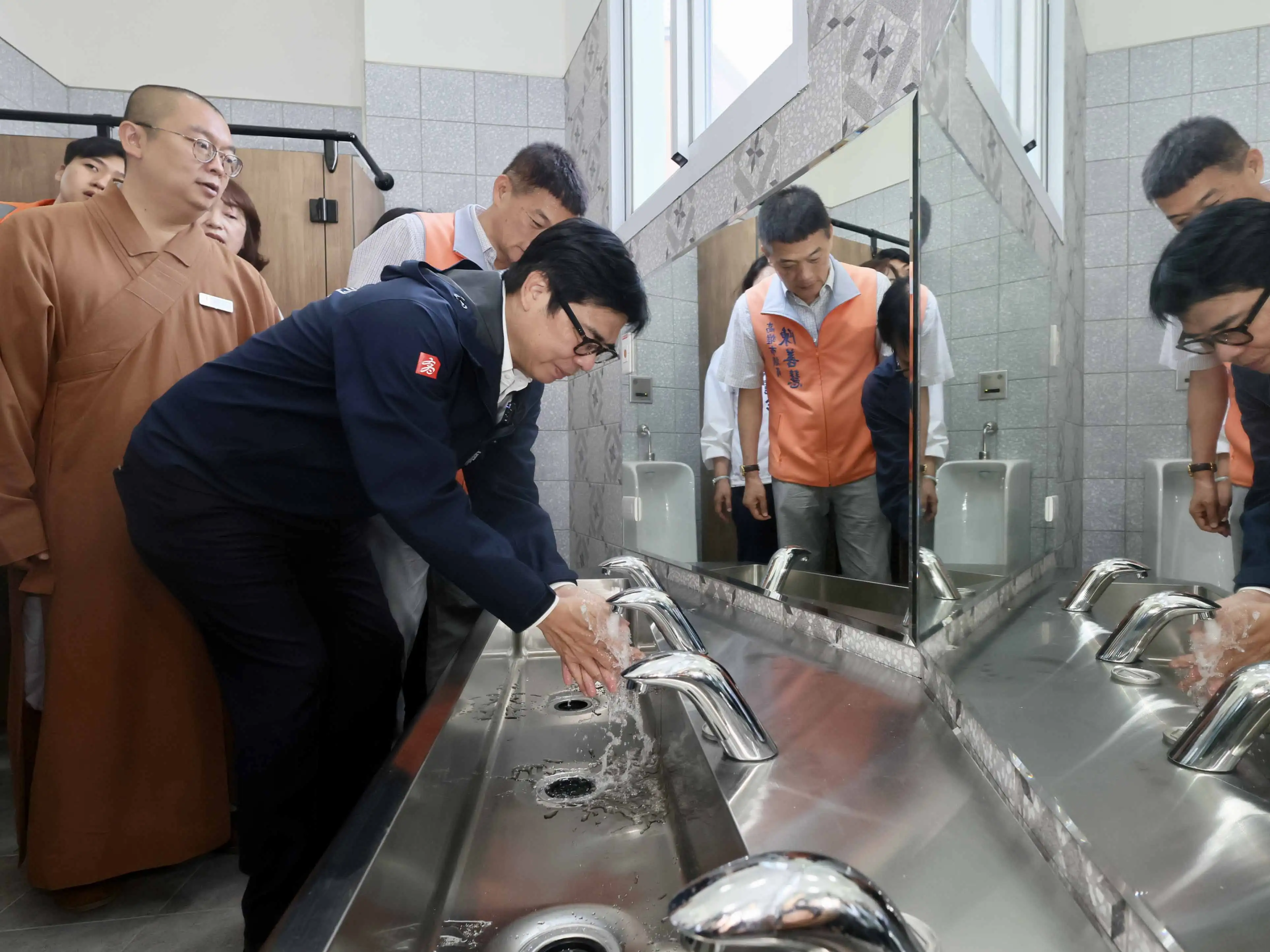 市長陳其邁宣布全國首座全鋼構國小將於8月31日正式開學。（高雄市府提供）
