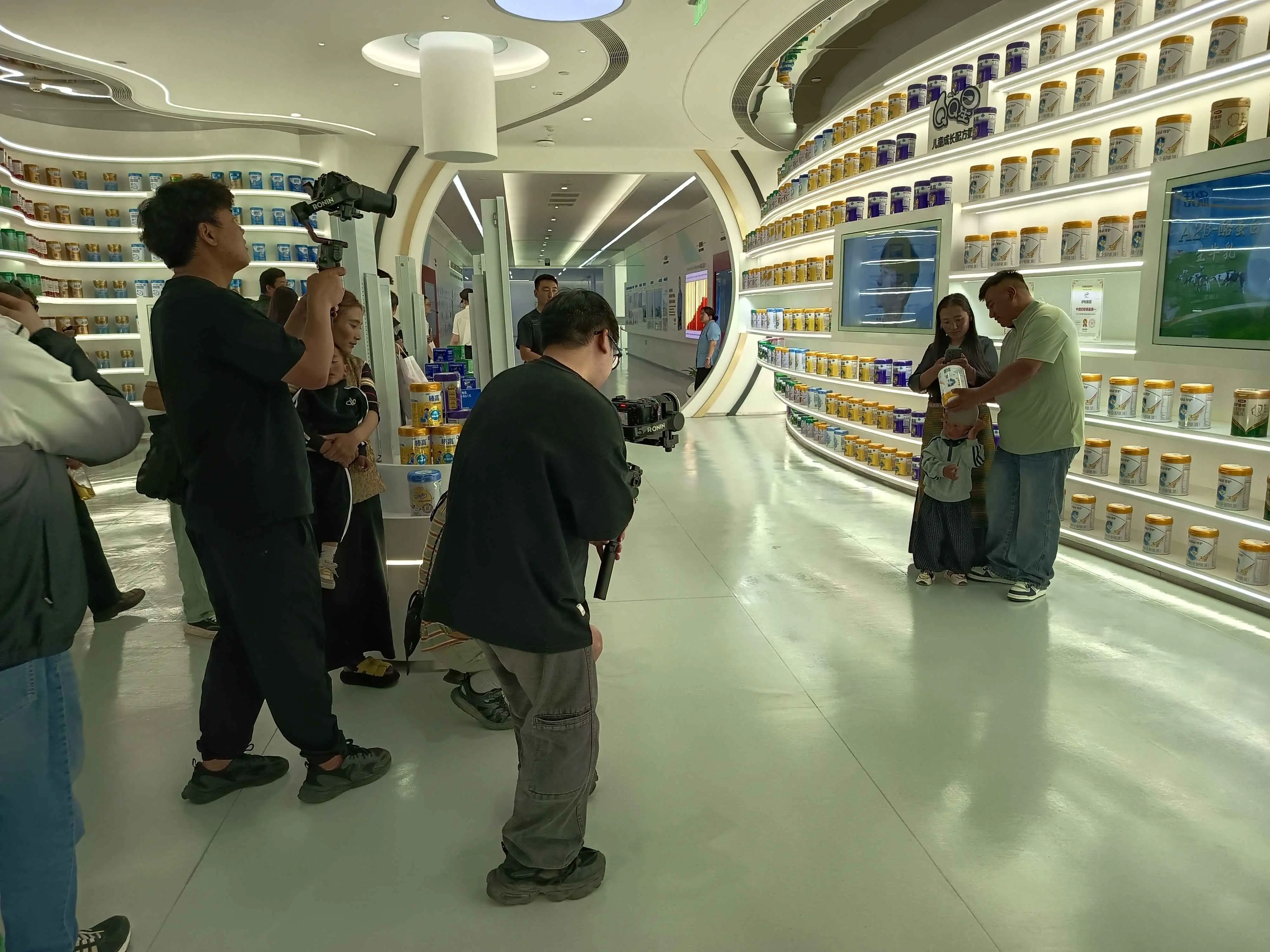 從生產到銷售全面數位化，伊利透過奶粉直播間串聯品牌、產品與消費者，打造創新行銷體驗。（記者林怡孜攝）