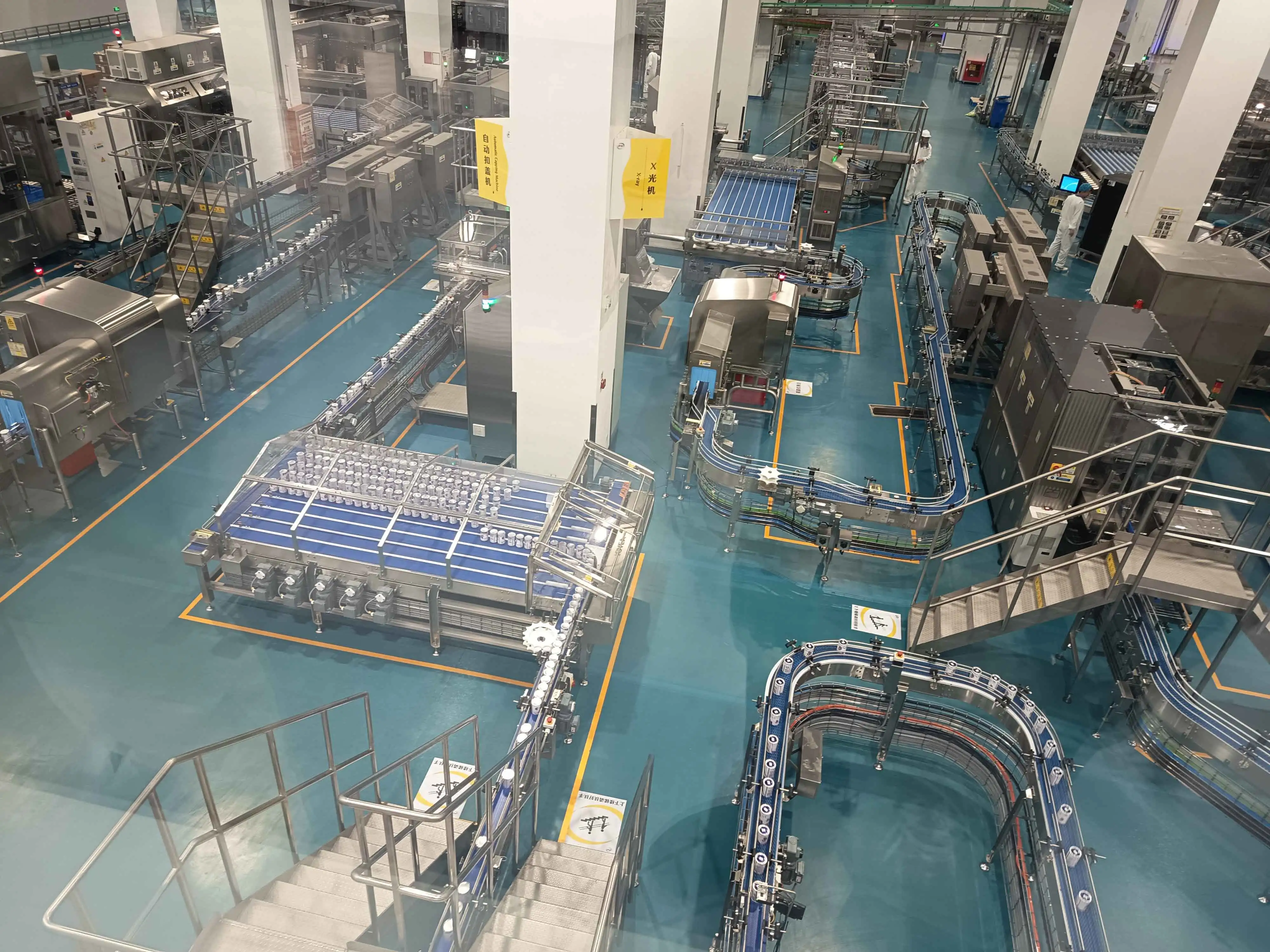 伊利打造高度自動化乳品工廠，透過智慧製造技術串聯各項生產流程，建立高效率、低誤差的生產模式。（記者林怡孜攝）
