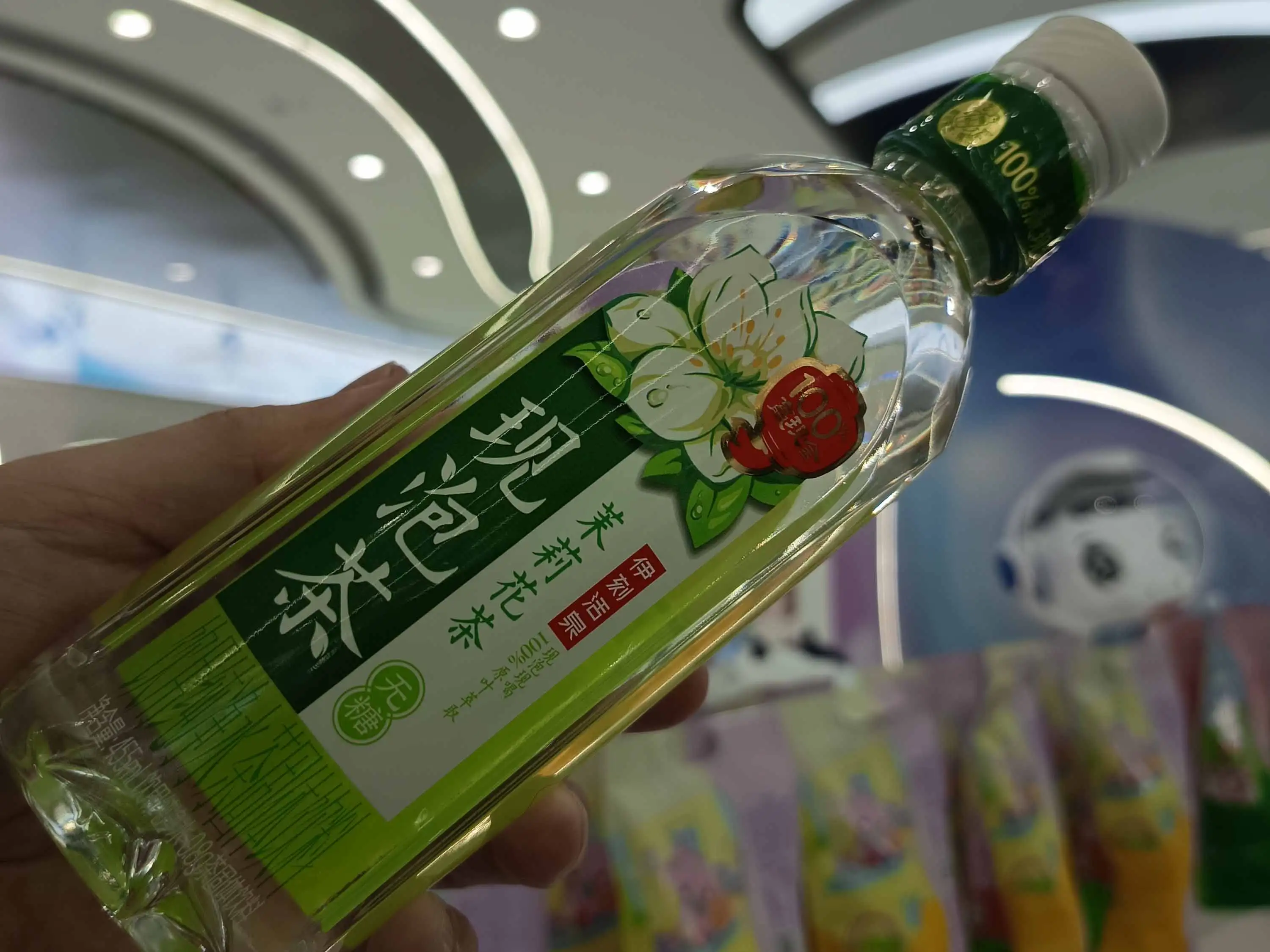 伊利品牌不僅深耕乳品市場，更延伸至咖啡與茶飲領域，打造兼具健康與便利的多元飲品系列。（記者林怡孜攝）