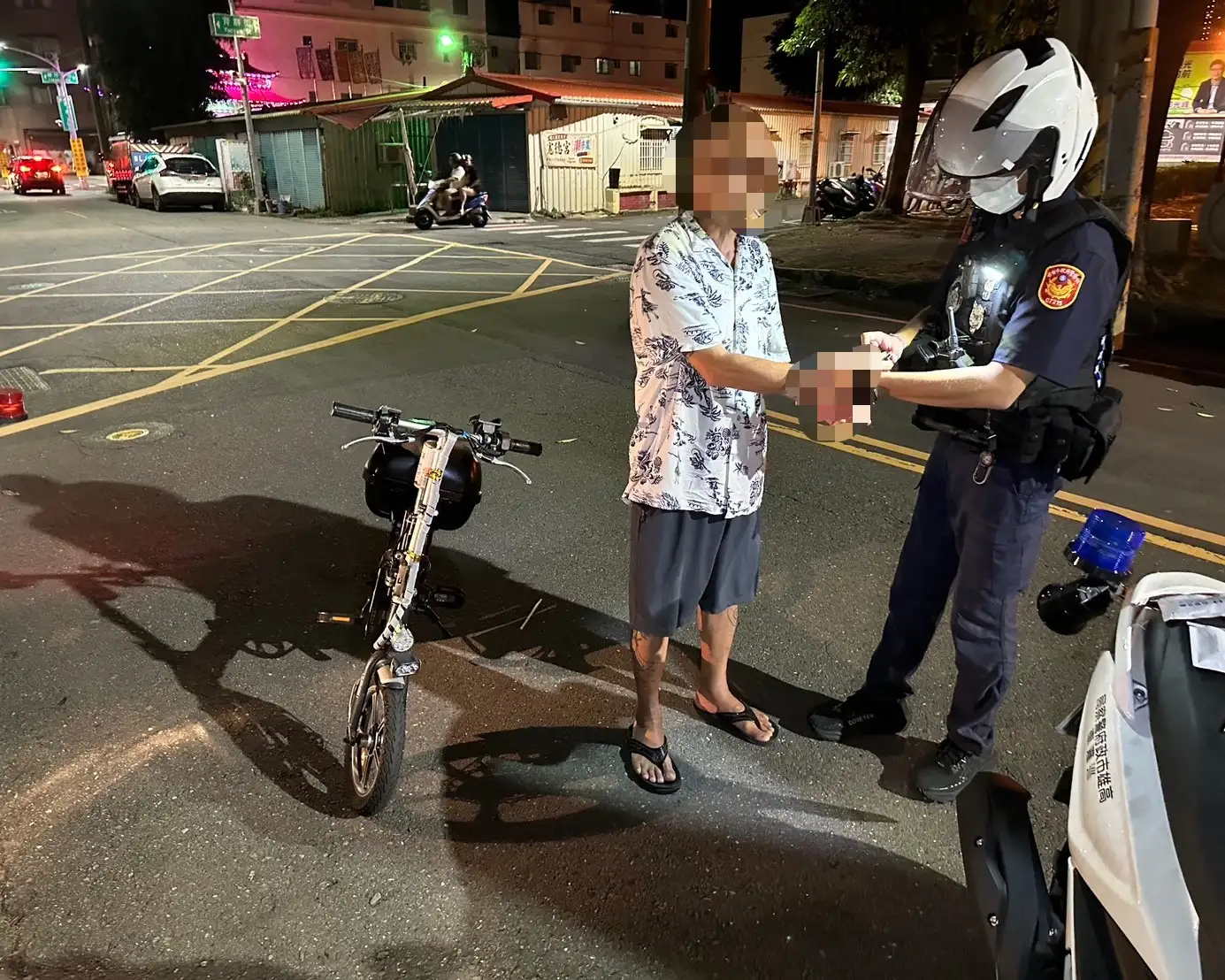 因王男神色緊張假借上廁所企圖脫身，所幸在口袋查獲第一級毒品海洛因，依法移送偵辦。(高雄市前鎮警分局提供)