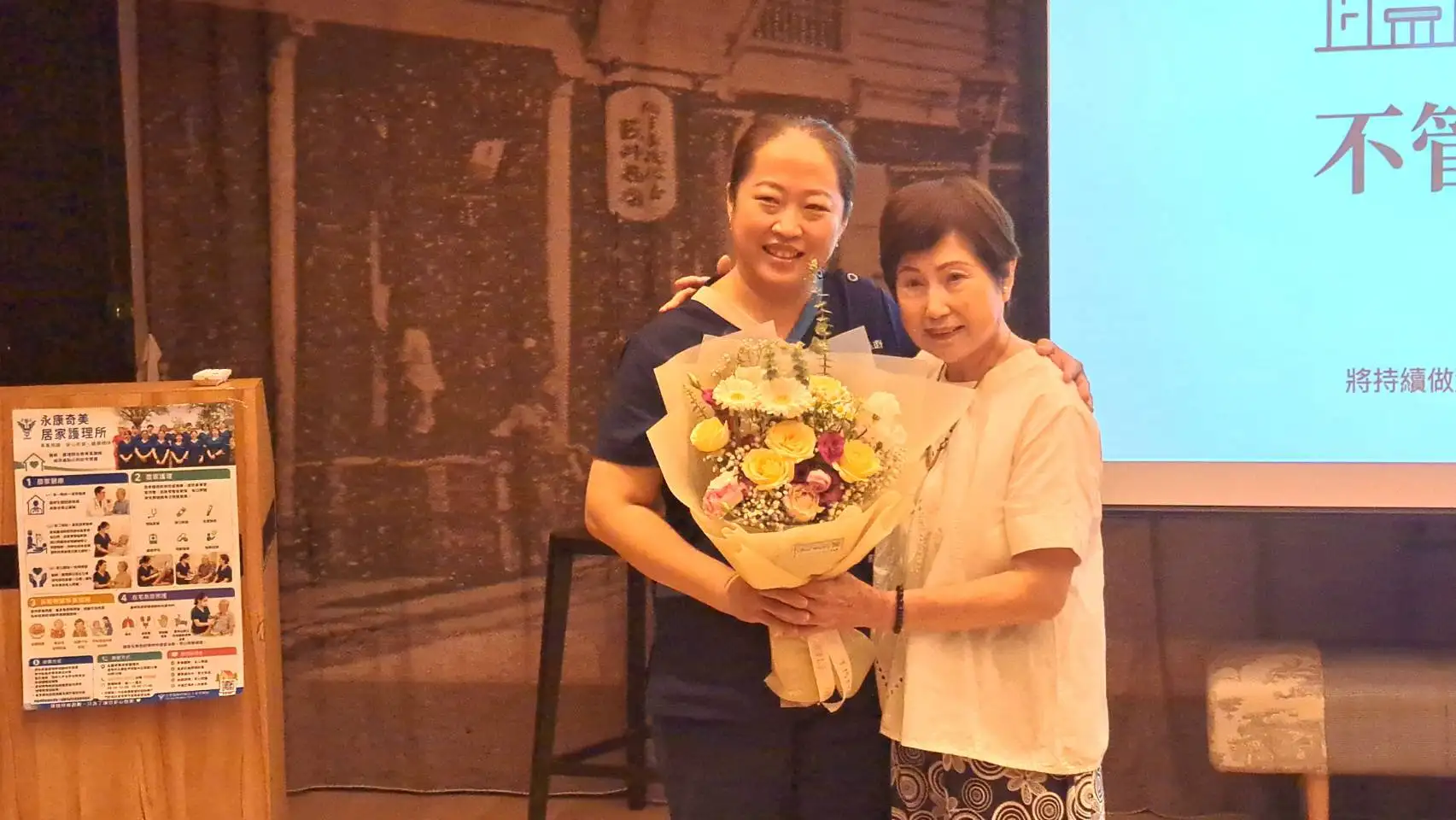 吳伯伯家屬獻花感謝居家護理團隊，感謝醫護人員將醫療帶進家中，陪伴病人安心走過人生最後一段旅程。(圖/記者林怡孜攝)