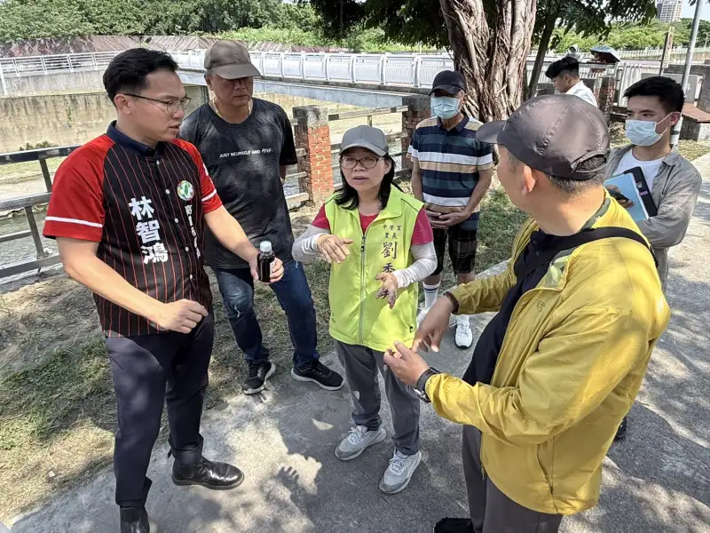 林智鴻會勘鳳山溪  推微生物工法從源頭防治小黑蚊