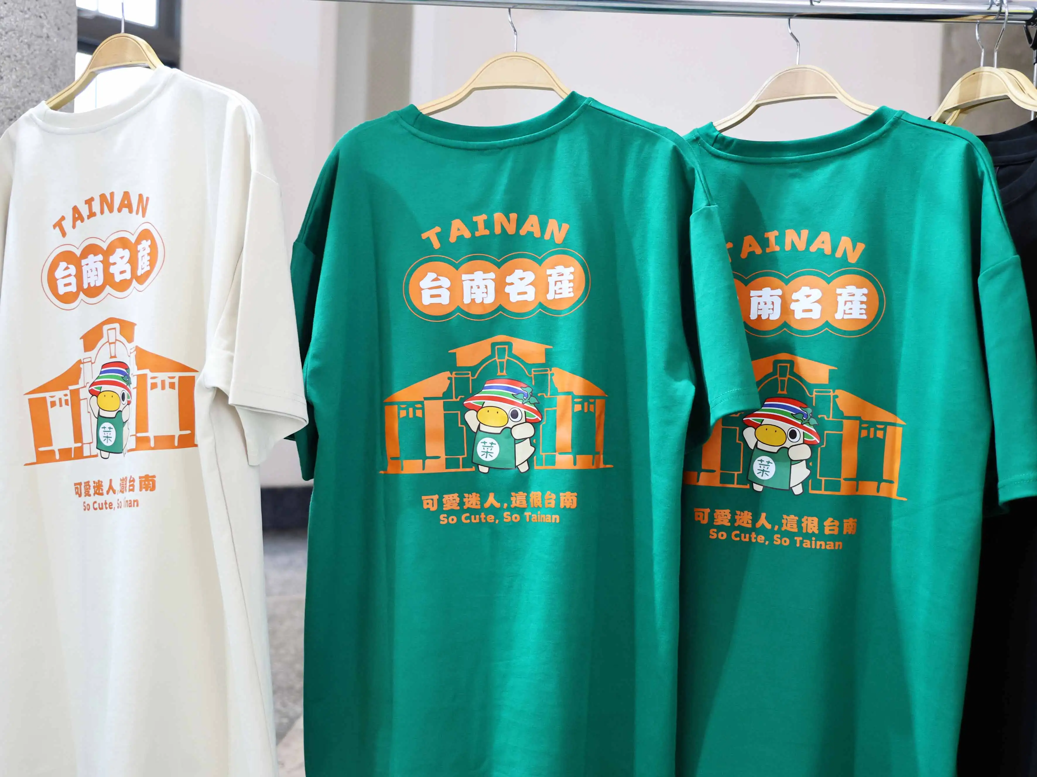 菜奇鴨T恤等周邊商品，自三月底上市以來已售出超過4000件。(台南市政府提供)