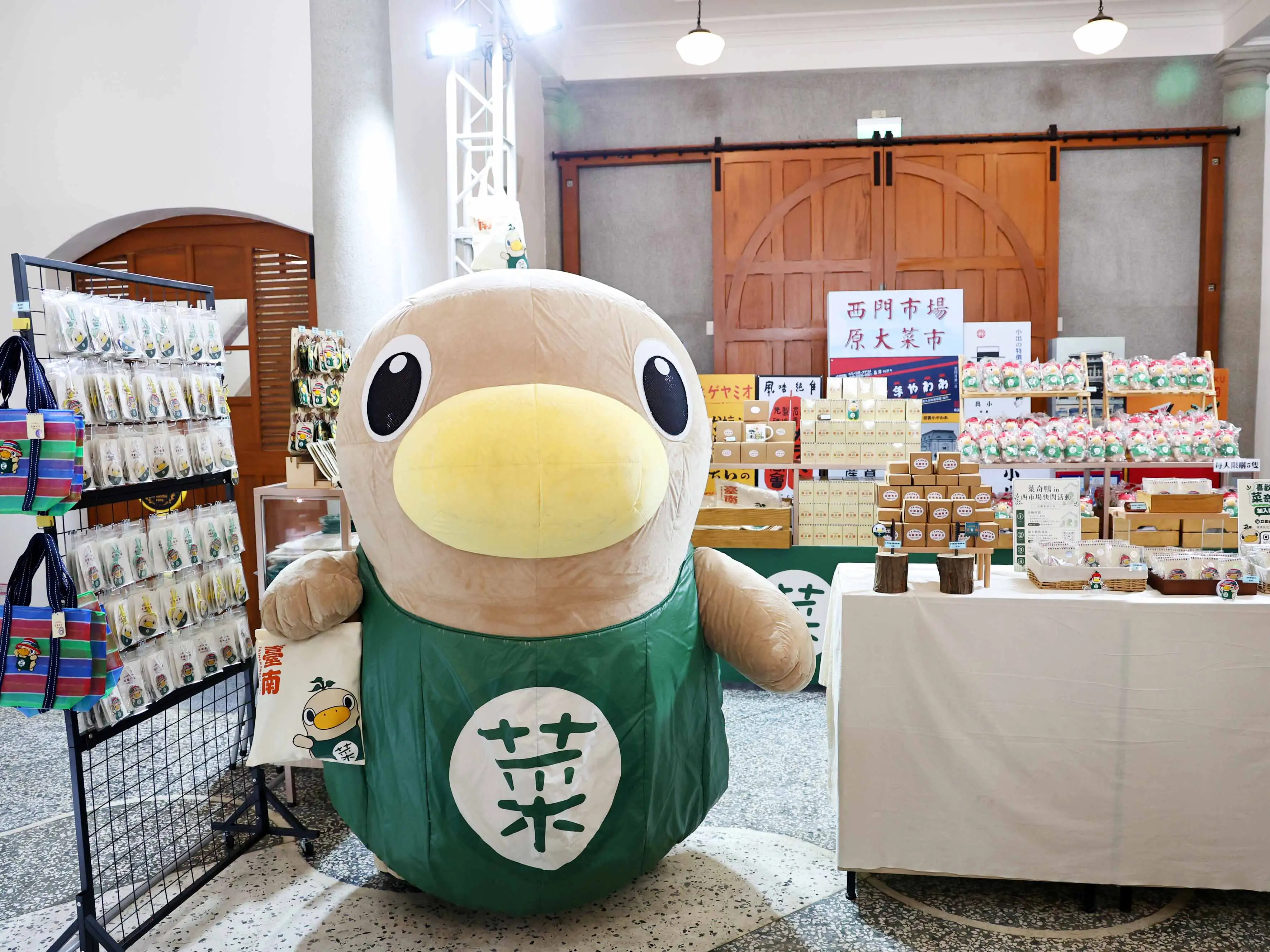 夜奇鴨周邊商品非常受民眾歡迎。(台南市政府提供)