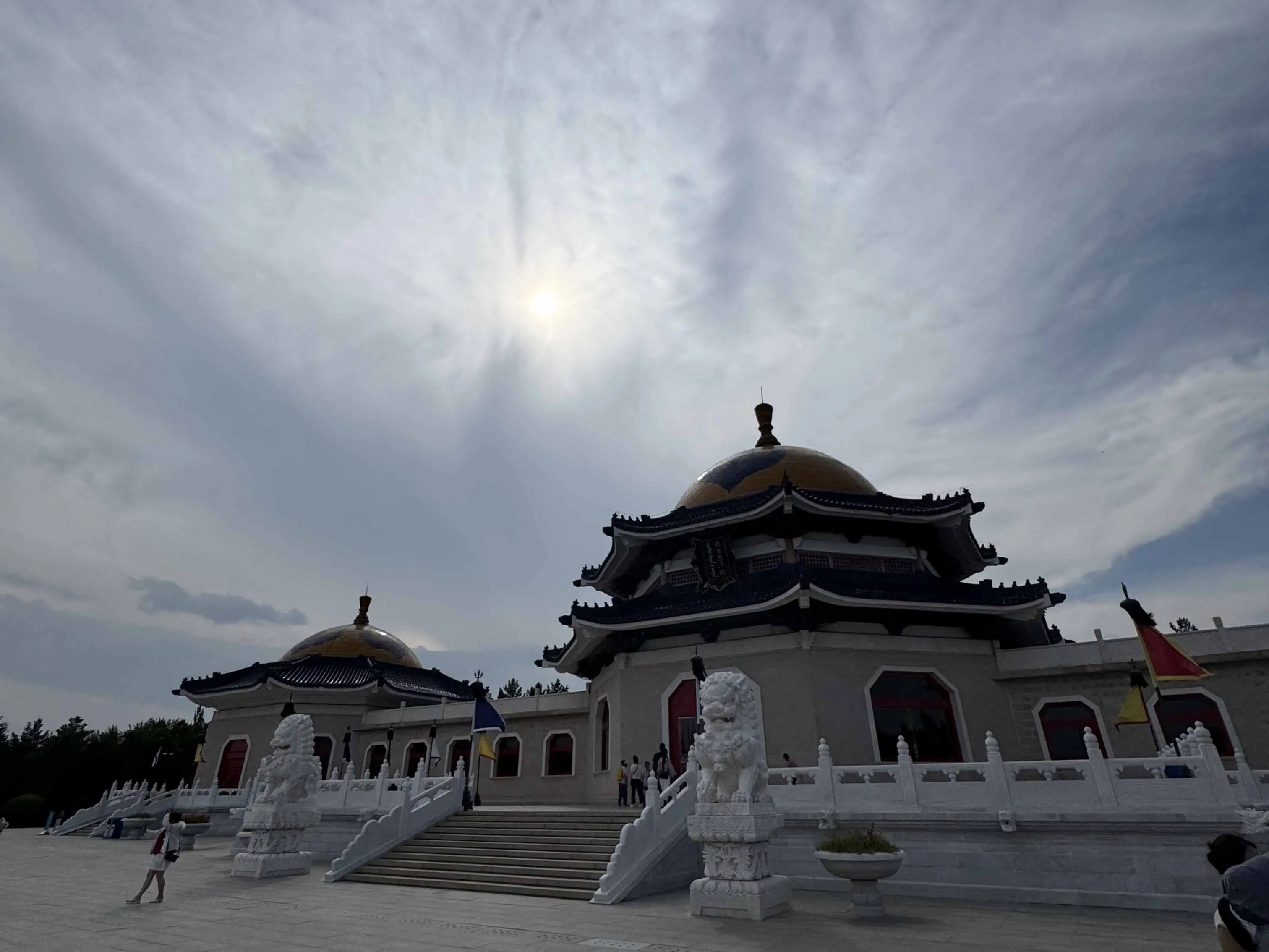 成吉思汗陵園區保存具有蒙古民族特色的敖包文化景觀，承載草原民族祈福、敬天與感恩自然的傳統信仰。（記者林怡孜攝）