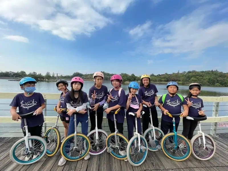 結合戶外教育與運動體驗，學生騎乘獨輪車學習平衡與團隊合作。（圖/臺南市政府教                                                                                                              育局提供）
