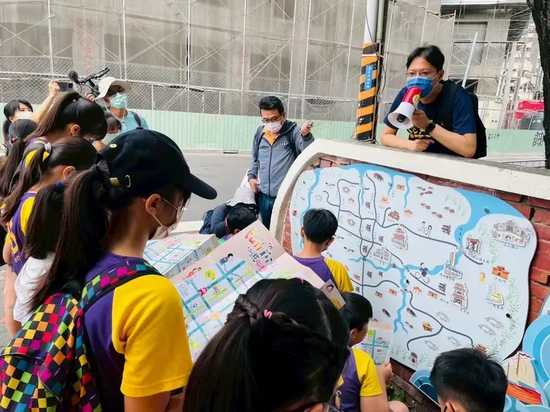 走讀臺南古蹟街區，透過導覽深入認識在地歷史文化。（圖/臺南市政府教育局提供）