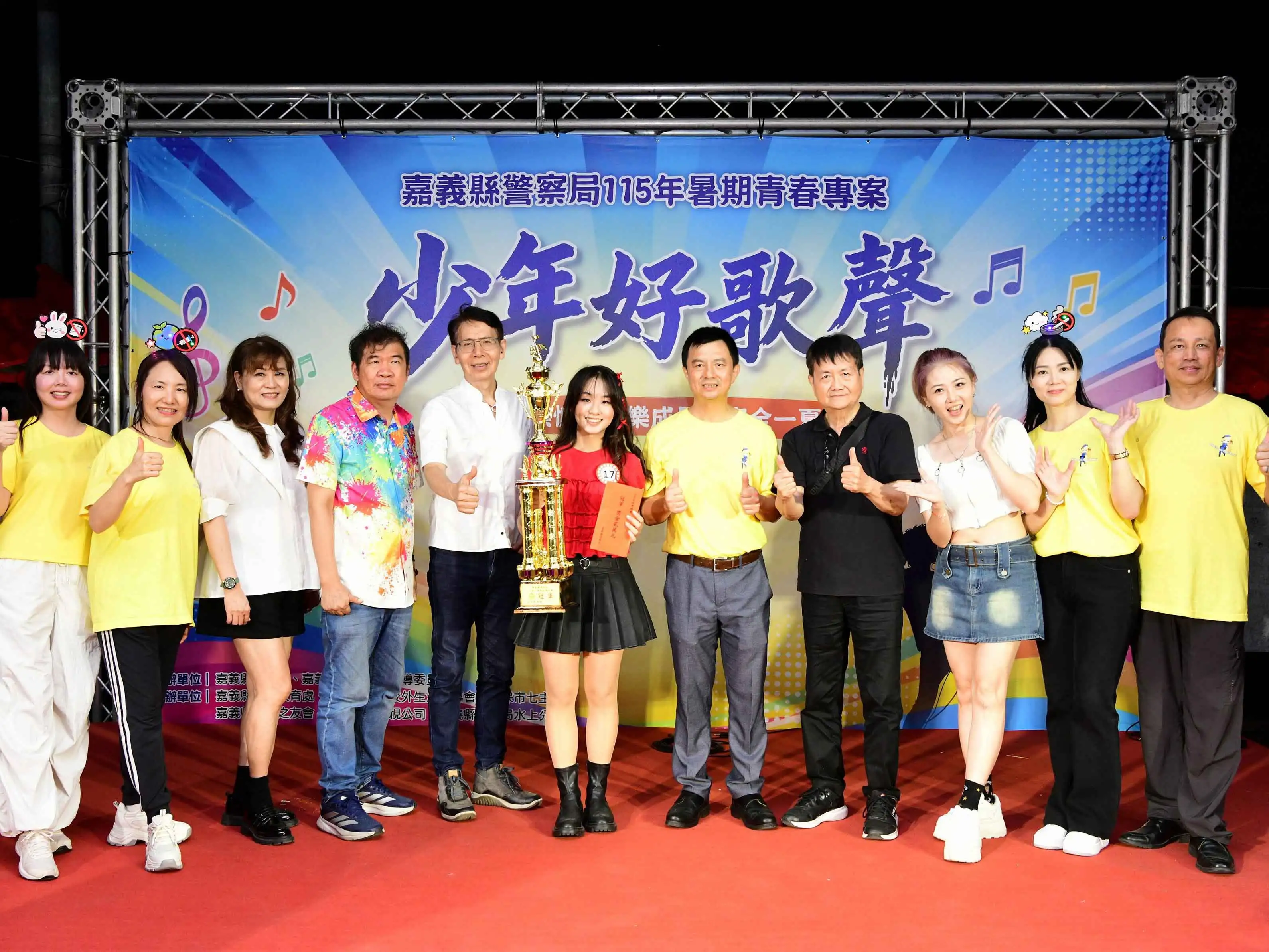 「少年好歌聲」歌唱競賽於太保市七主宮廟前廣場舉行決賽。(嘉義縣警察局提供)