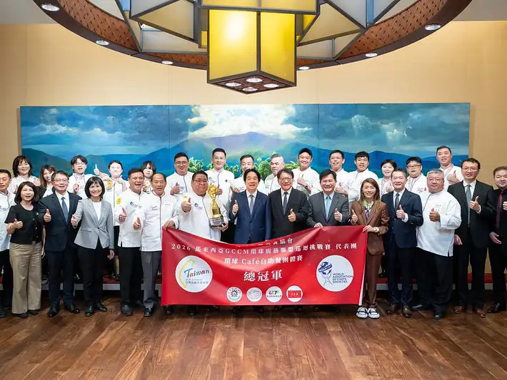 嘉藥校長張翊峰(左二)與台灣廚藝美食協會獲總統賴清德召見。(嘉南藥理大學提供)