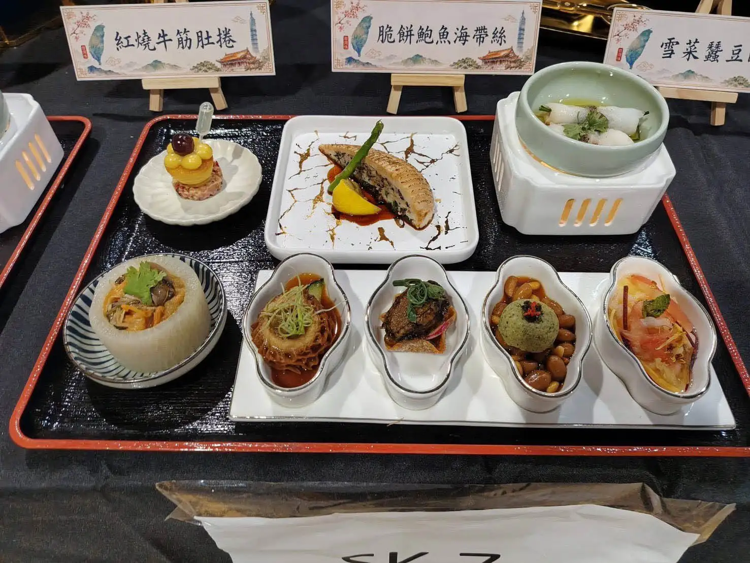 嘉藥曾楷勛老師獨創「蔥醬燒蘑菇雞肉派」(上中)奪全場最高分殊榮。(嘉南藥理大學提供)