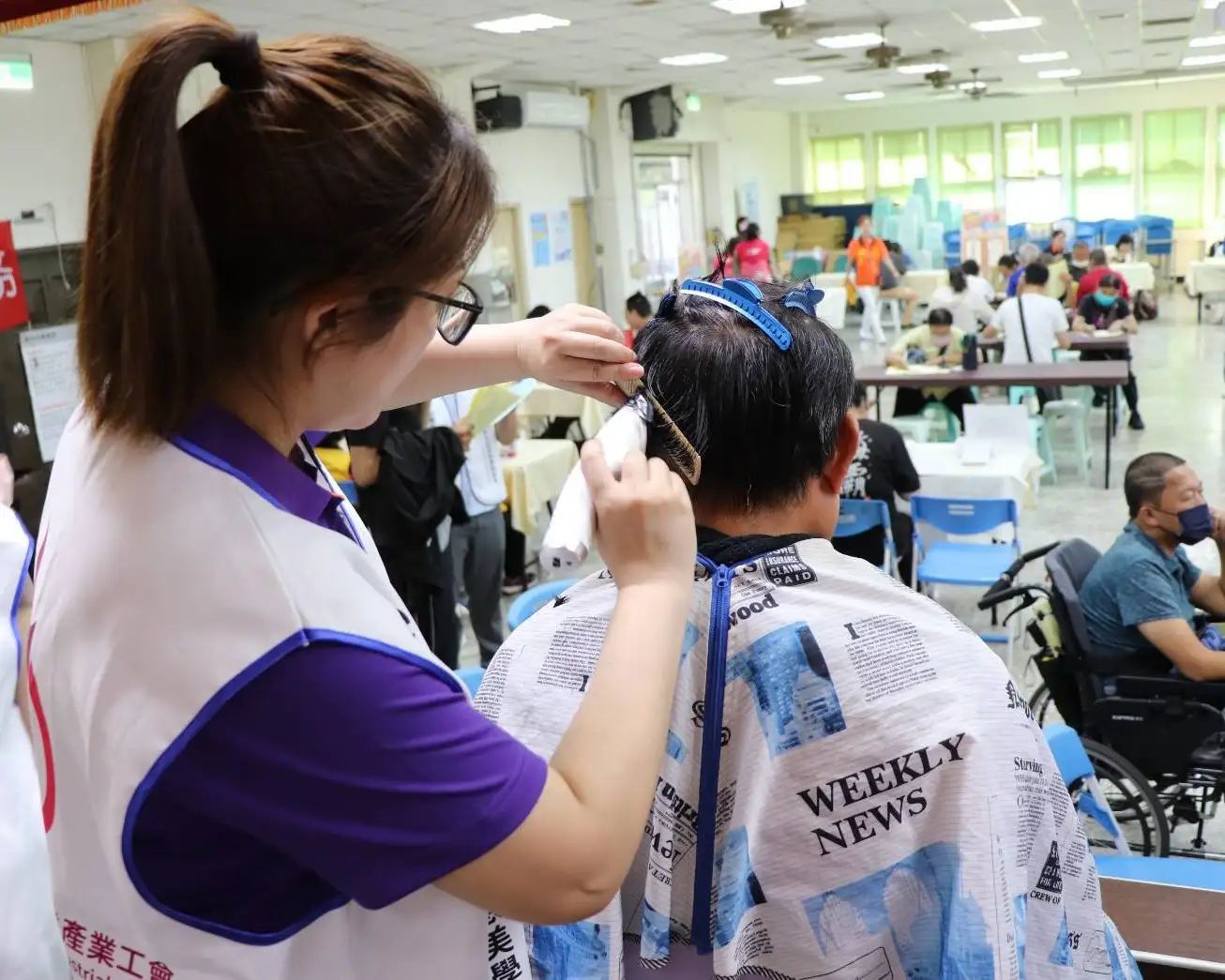 免費髮型修剪、修眉、修容等面試整理服務，為求職加分。(勞動部雲嘉南分署提供)