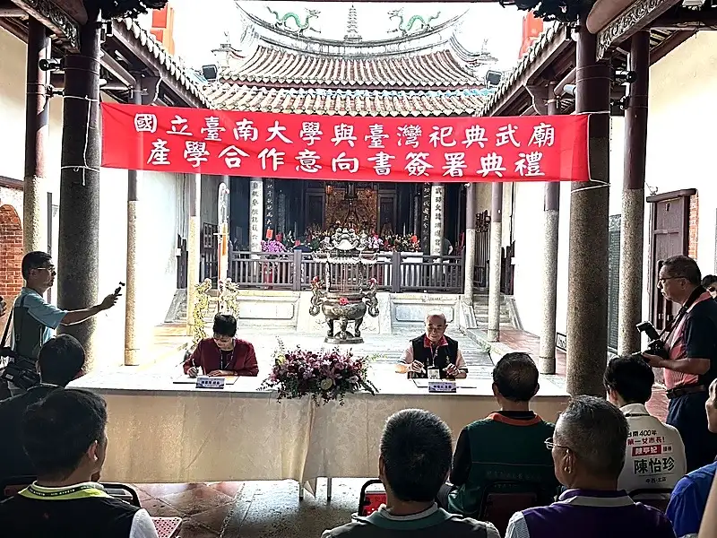 祀典武廟主委林培火（右）致贈武廟特色青花瓷紀念盤予臺南大學校長陳惠萍（左），象徵雙方合作正式啟動。（圖／臺南市榮譽指導員協進會提供）