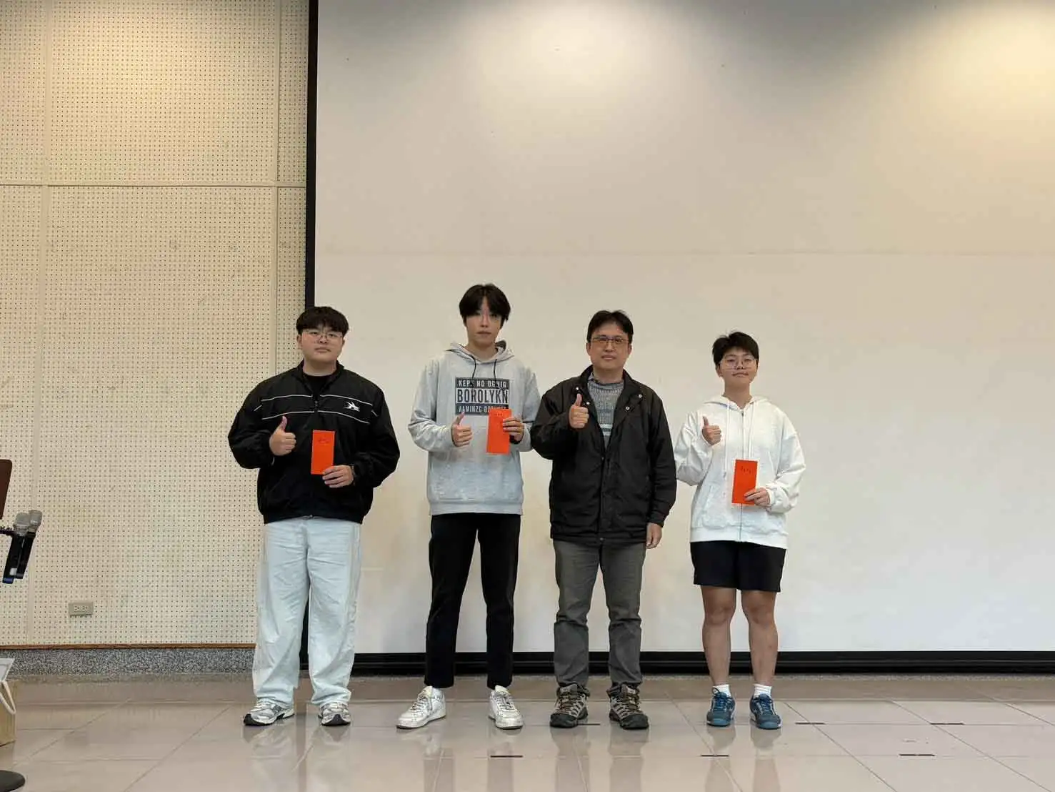 嘉藥消防系為鼓勵學生每年公開表揚通過國家考試的同學。(嘉南藥理大學提供)